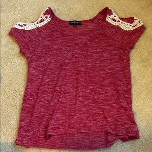 Almost Famous Women's Red Cold Shoulder Tee